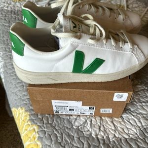 Veja NWOT White Leather with Kelly Green size 10/41